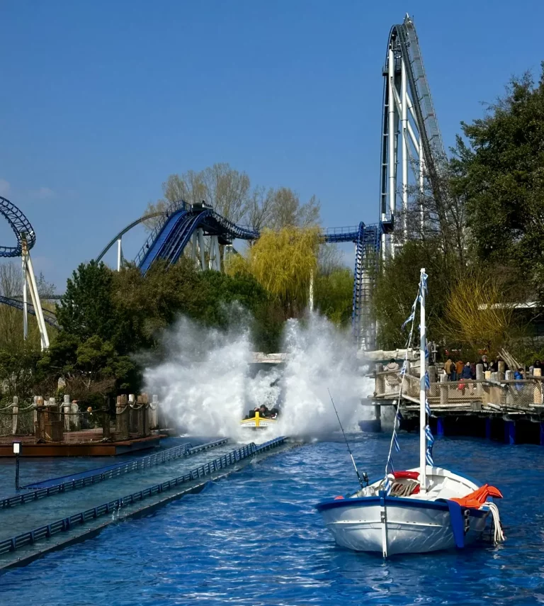 Eine Wasserbahn-Aufnahme eines Freizeitparks als Kategoriebild für die Kategorie Ausflüge und Erlebnisse auf der Seite Home.