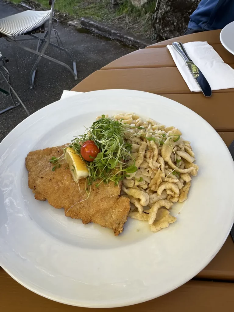 Ein Tellergericht mit Fleisch und Beilagen als Kategoriebild für die Kategorie Cafés und Restaurants auf der Seite Home.