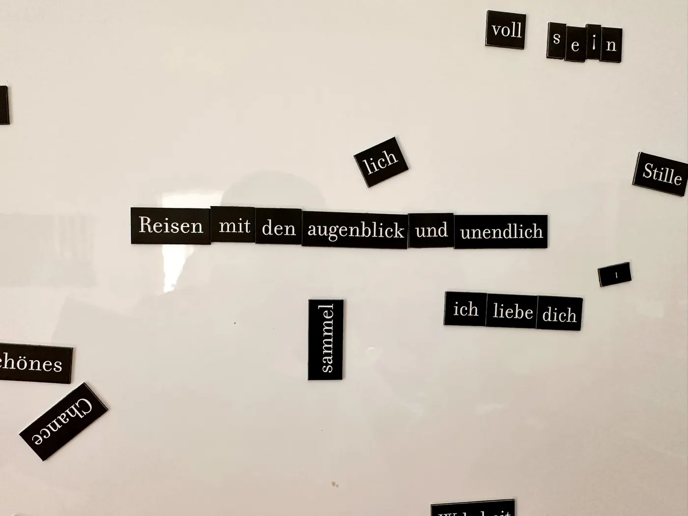 Ein Pinnwand-Foto mit einem Spruch aus Magnetwörtern als Kategoriebild für die Kategorie der Schwarzwald & Wir für die Seite Unser Schwarzwald.