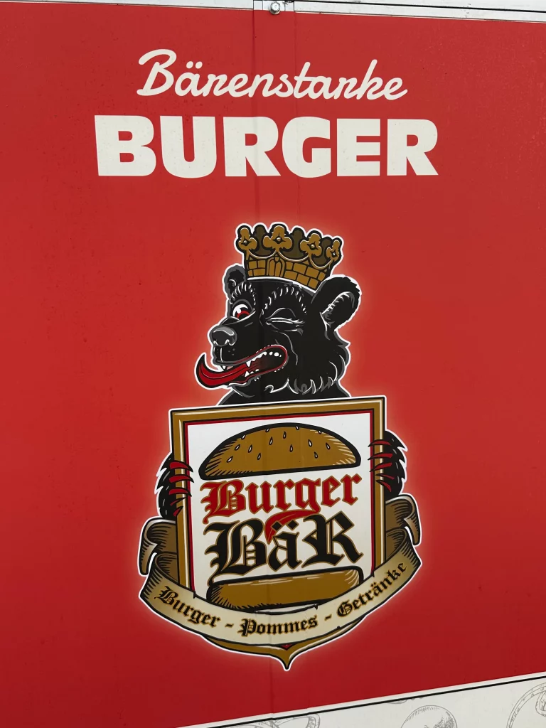 Aufsteller des Burger Bär im Themenbereich Deutschland des Europa-Park.
