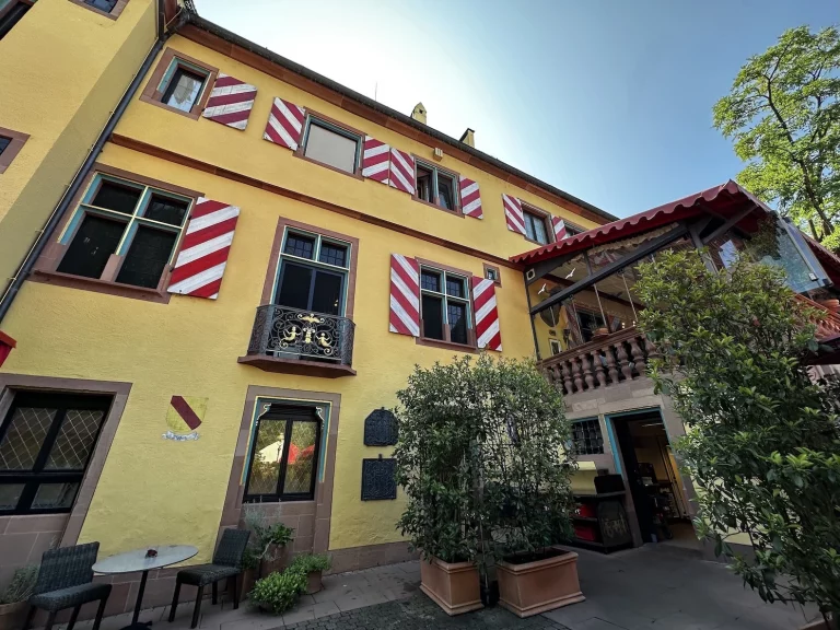 Fassade von Schloss Balthasar im Themenbereich Deutschland im Europa-Park