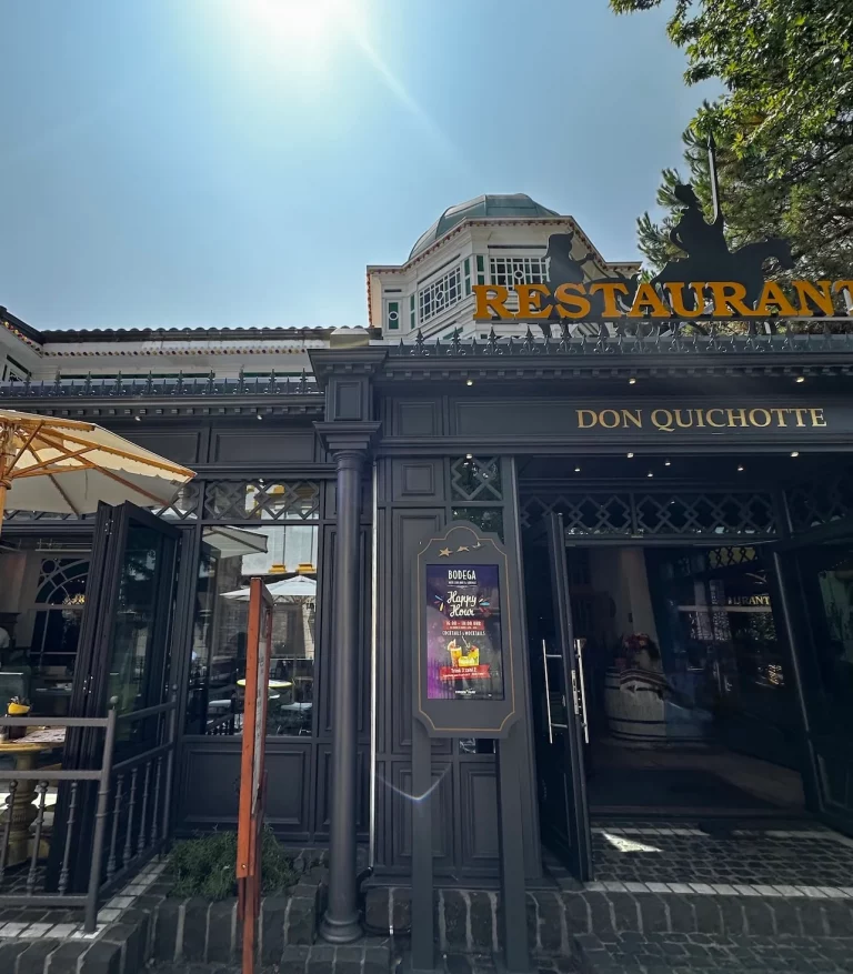 Eingang des Restaurants Don Quichotte im Themenbereich Spanien im Europa-Park