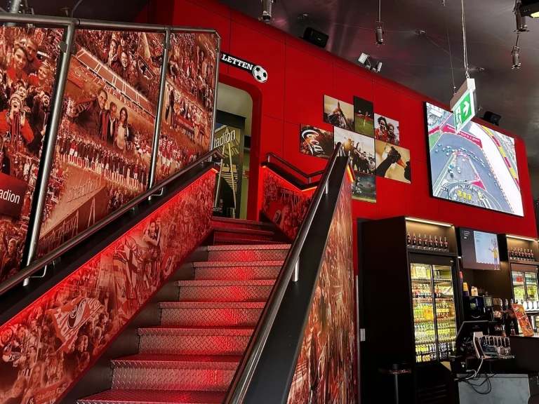 Gastraum der Sportsbar im Themenbereich England im Europa-Park