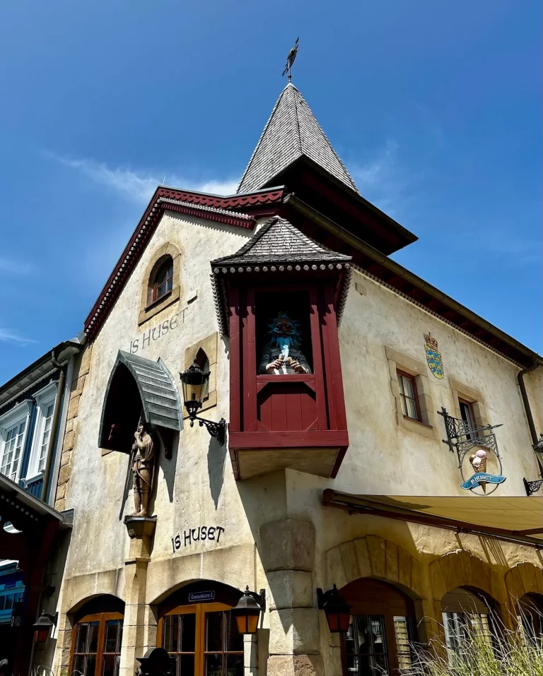 Hausfassade des Restaurants Is Huset im Themenbereich Skandinavien im Europa-Park