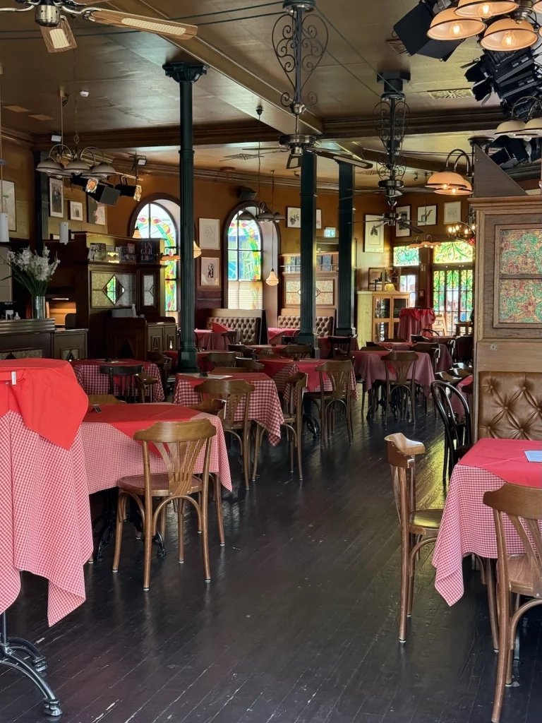 Gastraum des Restaurants Tomi Ungerer im Themenbereich Frankreich im Europa-Park