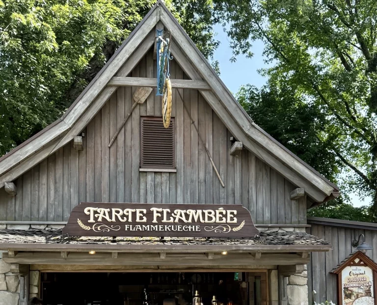 Hausfassade des Flammkuchenstands im Themenbereich Frankreich im Europa-Park