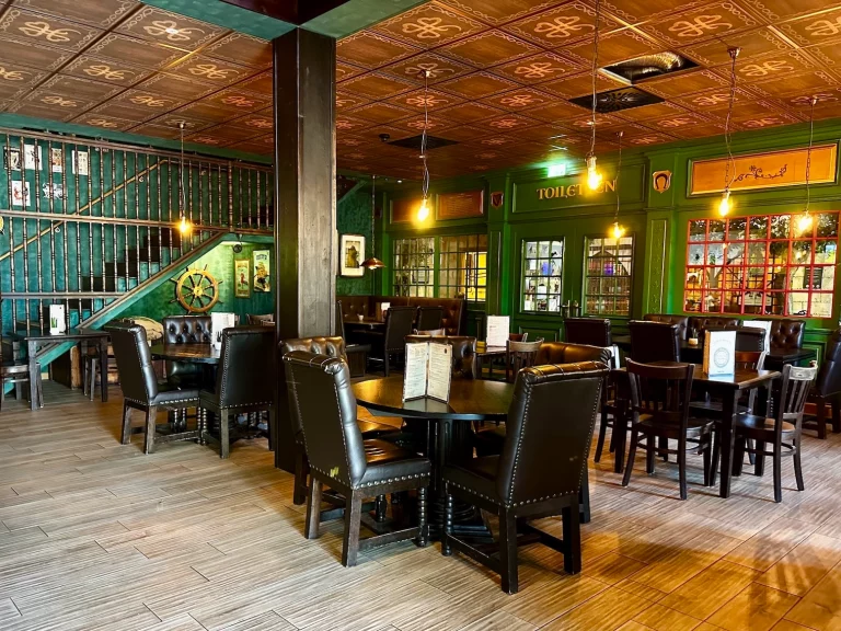 Gastraum des O'Mackays Pub im Themenbereich Irland im Europa-Park