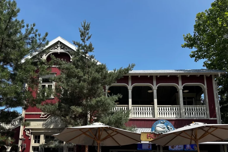 Hausfassade des Imbiss Moby Dick im Themenbereich Island im Europa-Park
