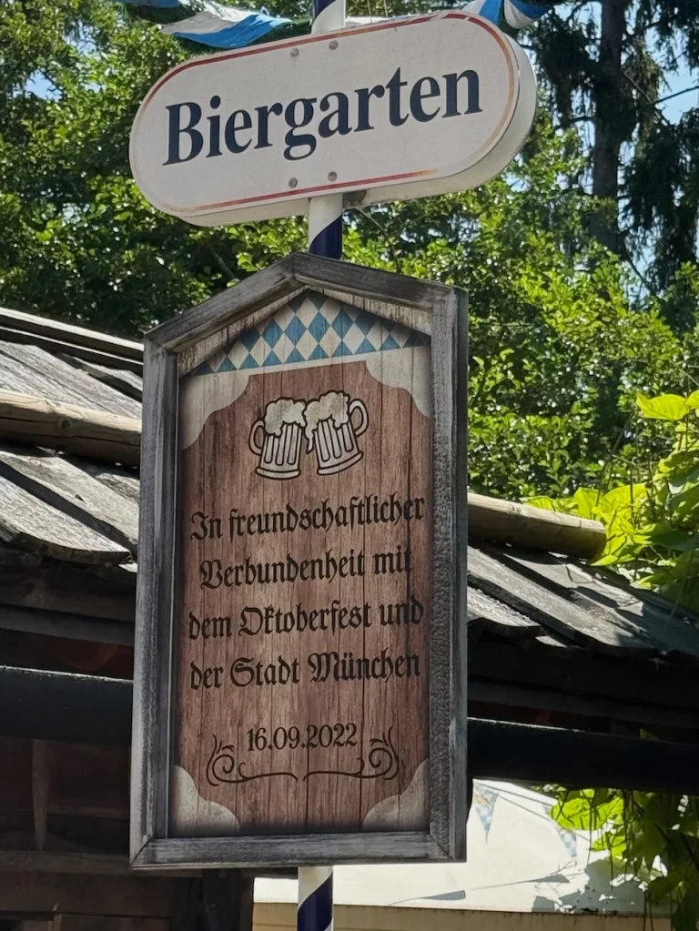 Schild des Biergartens im Themenbereich Österreich im Europa-Park