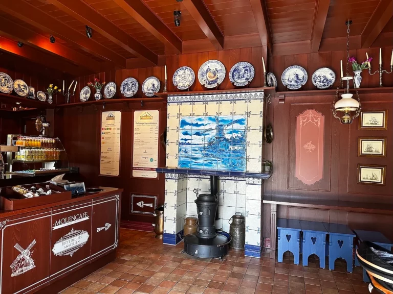 Innenbereich mit Theke des Molencafes im Themenbereich Holland im Europa-Park