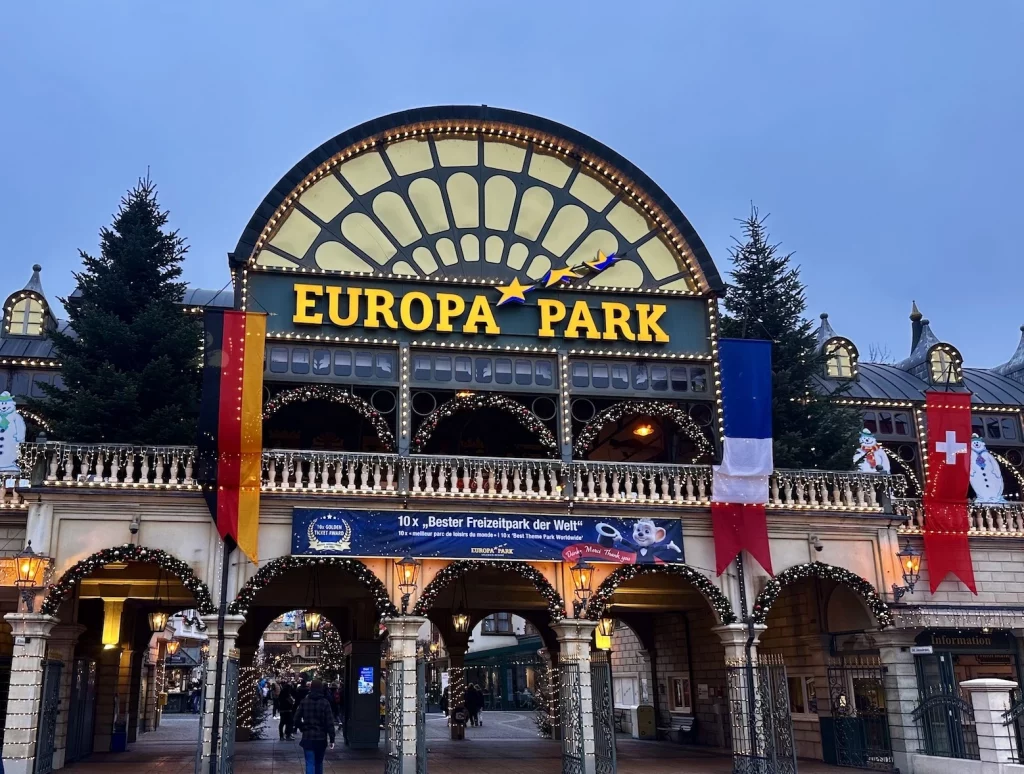 Der Eingang des Europa-Parks als Kategoriebild für die Kategorie „Europa-Park“ auf der Seite Home von Schwarzwald-Originale.