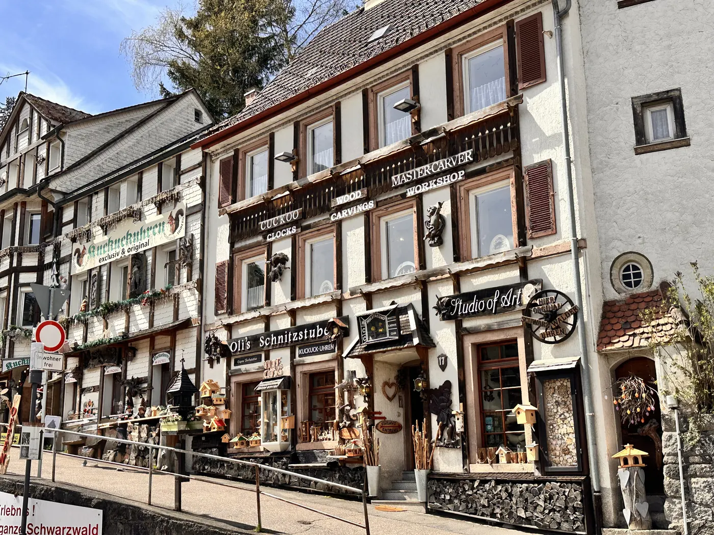 Historische Gebäudefassade an der Hauptstraße in Triberg