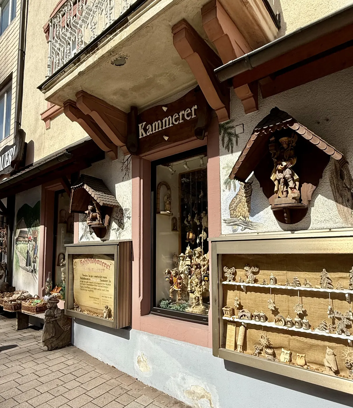 Uhren- und Souvenirgeschäft an der Hauptstraße in Triberg