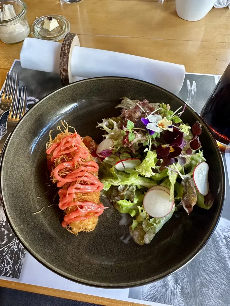 Black Tiger Gamba im knusprigen Filo-Fadenteig mit Salat und Tomaten-Mango-Salsa im Gasthaus Adler Lahr