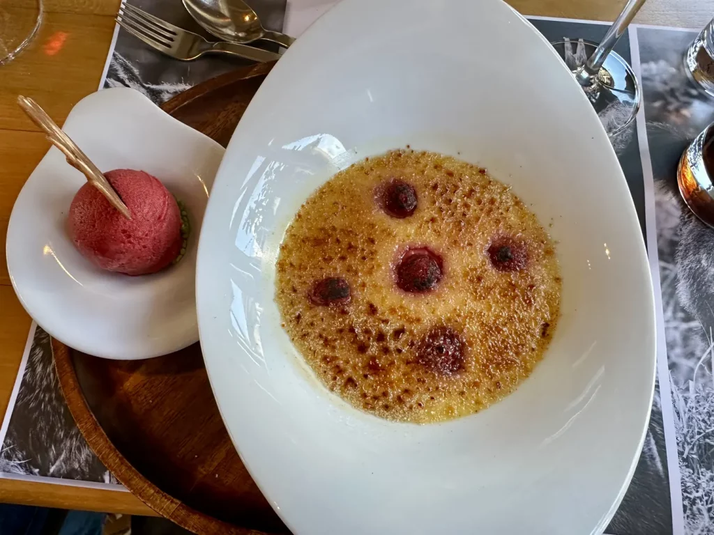 Crème Brûlée mit Himbeersorbet und Knallbrause als Dessert im Gasthaus Adler Lahr
