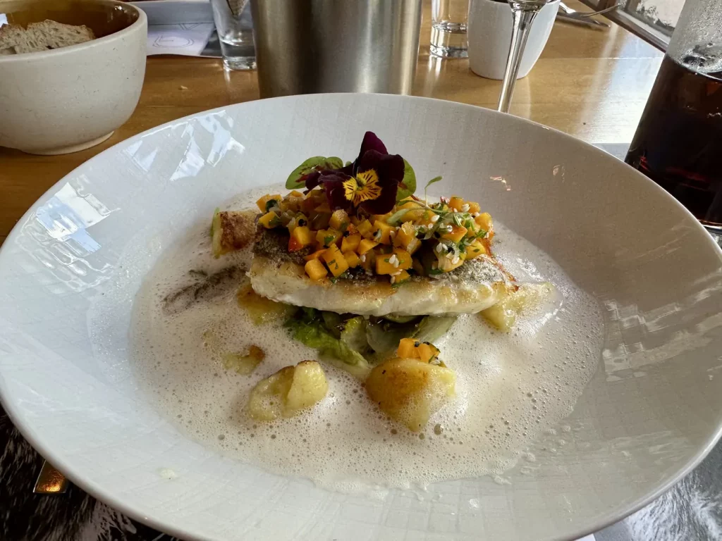 Gebratener Zander mit glasiertem Romana-Salat, Kürbissalsa und hausgemachten Gnocchi im Gasthaus Adler Lahr