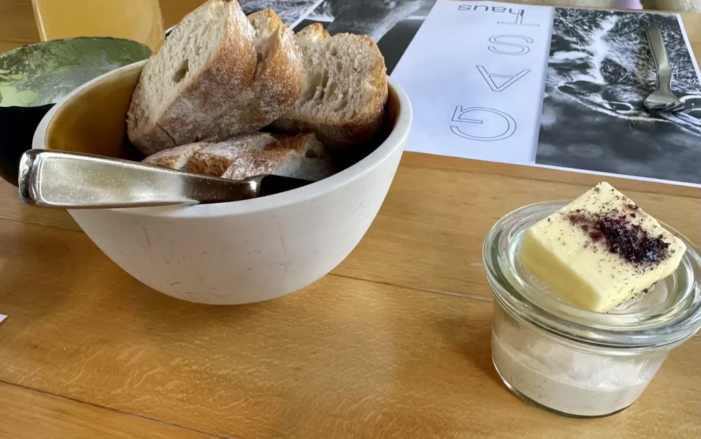 Hausgebackenes Brot mit aufgeschlagener Butter als Appetizer im Gasthaus Adler Lahr