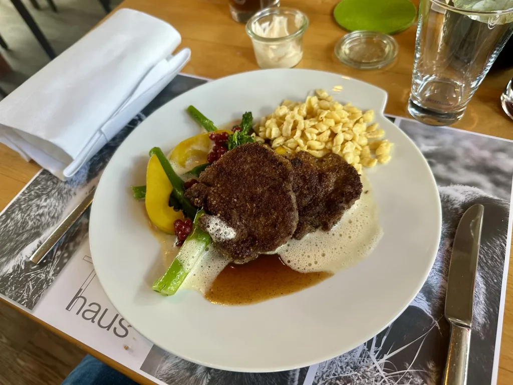 Reichenbacher Reh mit wildem Brokkoli, Birne und handgemachten Quarkknöpfle im Gasthaus Adler Lahr
