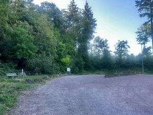 Breite Wegkreuzung am Waldrand auf der Altvater-Runde