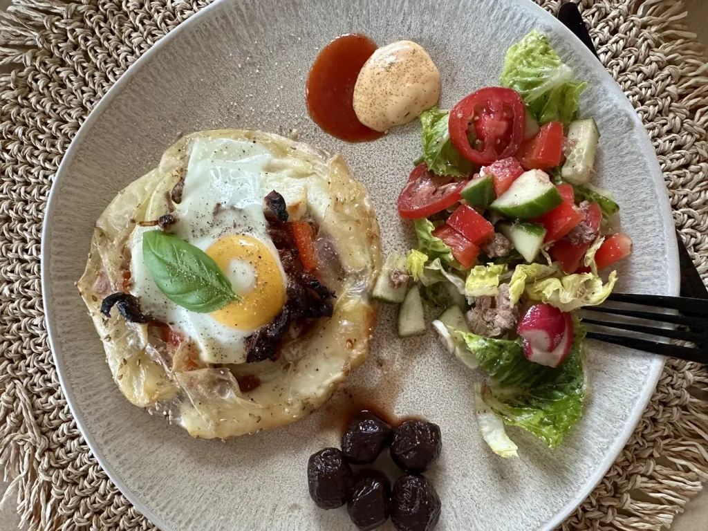 Knusprige Reispapier-Sandwiches mit Kochschinken, Käse, Ei und Sesam