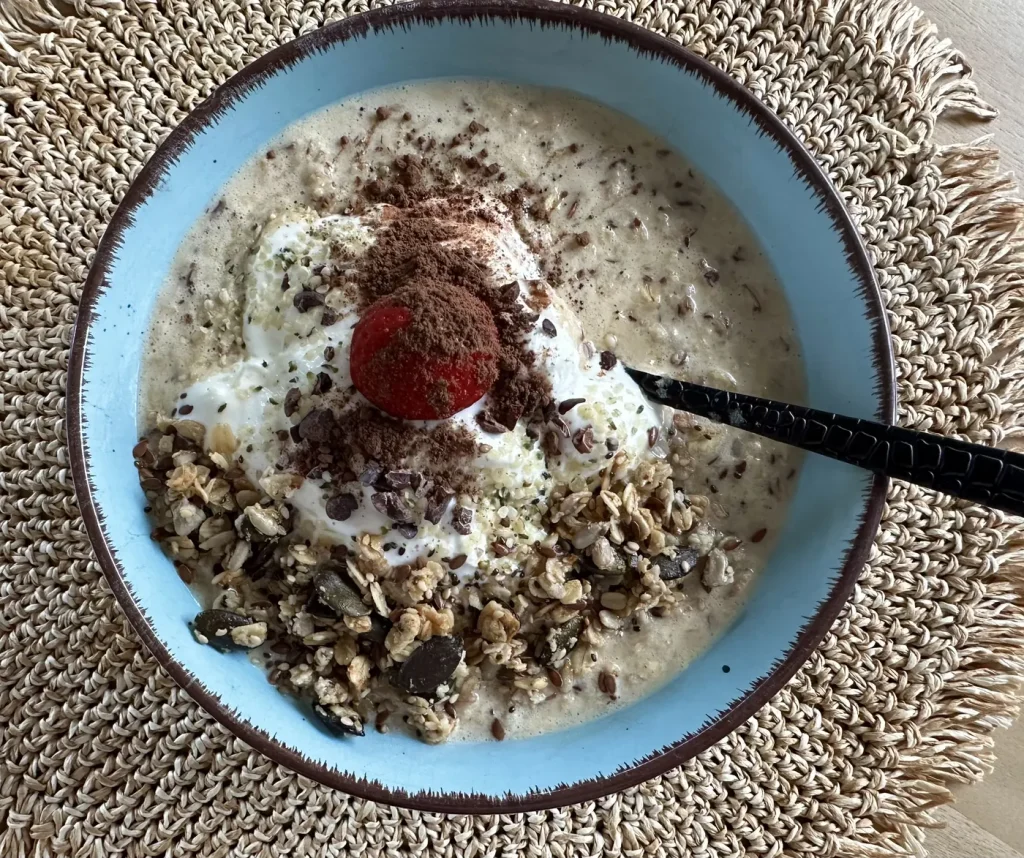 Warmer Apfel-Zimt-Porridge mit Walnüssen, Leinsamen und griechischem Joghurt