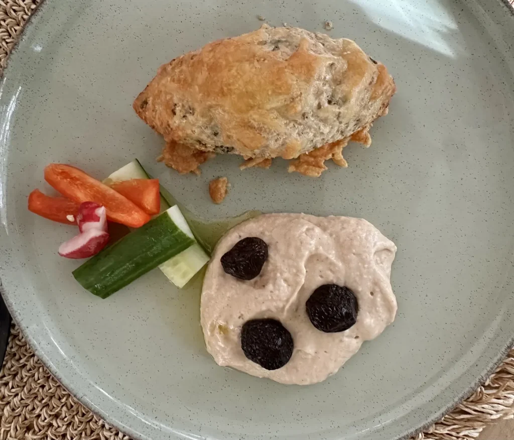 Cremiger Dip aus weißen Bohnen, Seidentofu, Tahin und selbst gebackene Skyr-Brötchen mit Haferflocken
