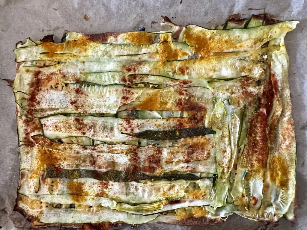 Zucchini ausgelegt auf dem Backpapier