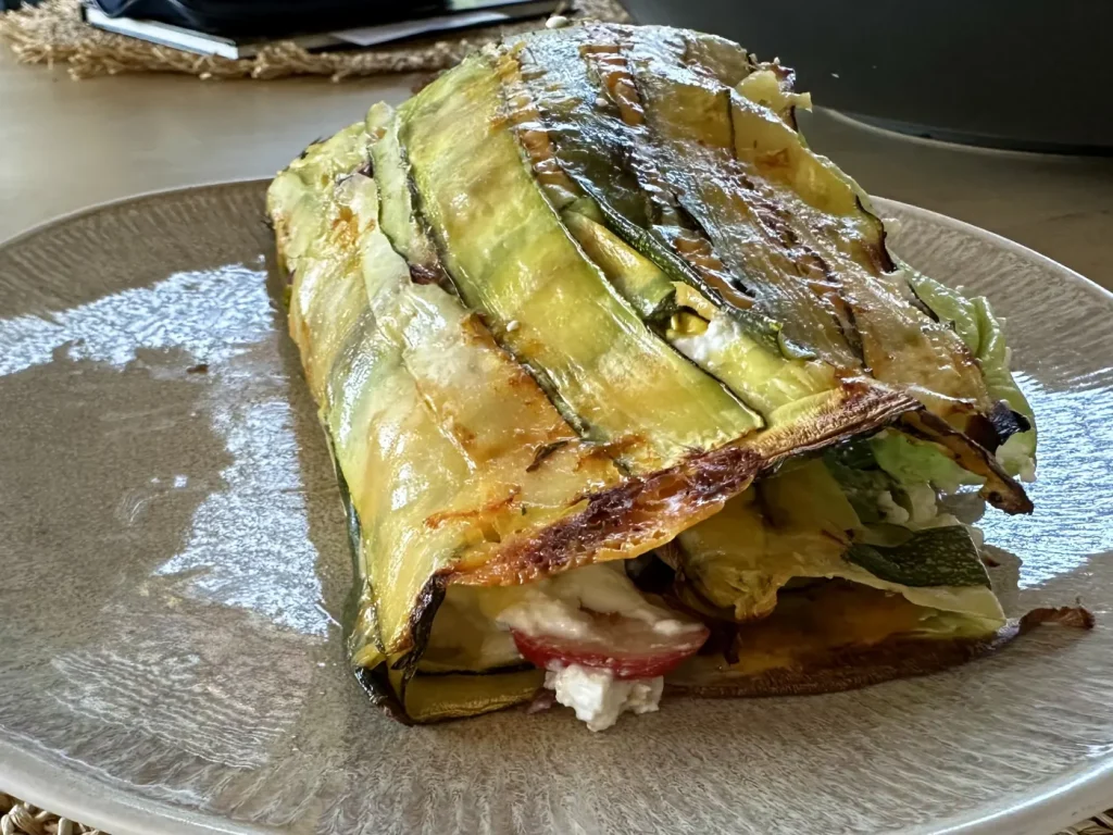 Zucchini-Wrap mit Rotkohl, Karotte, Gurke, Salat, Hähnchen und Kräuterjoghurt