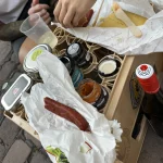Picknick am Freiburger Bächle mit regionalen Spezialitäten in der Altstadt