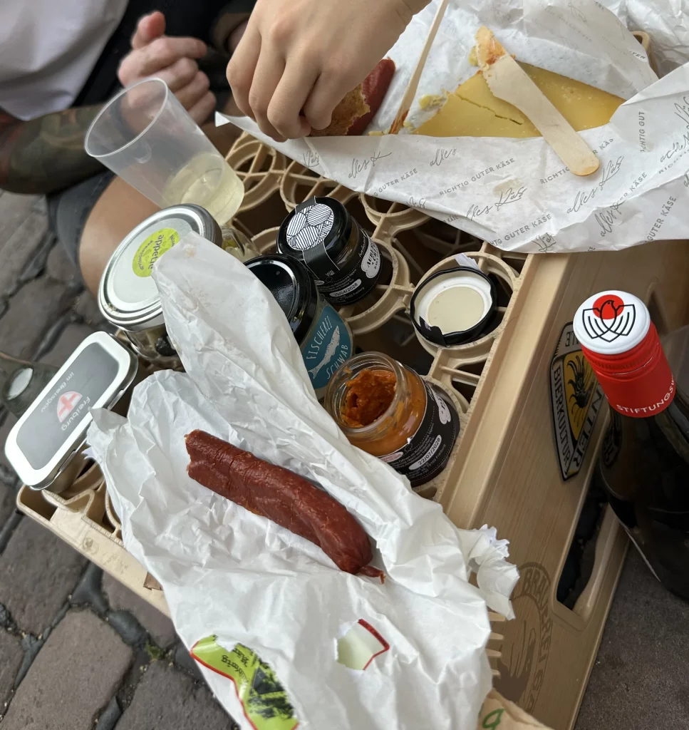 Picknick am Freiburger Bächle mit regionalen Spezialitäten in der Altstadt