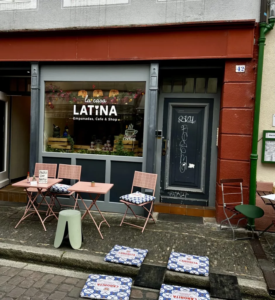 Restaurant in der Freiburger Altstadt mit Speisen zum Mitnehmen für ein Picknick am Bächle