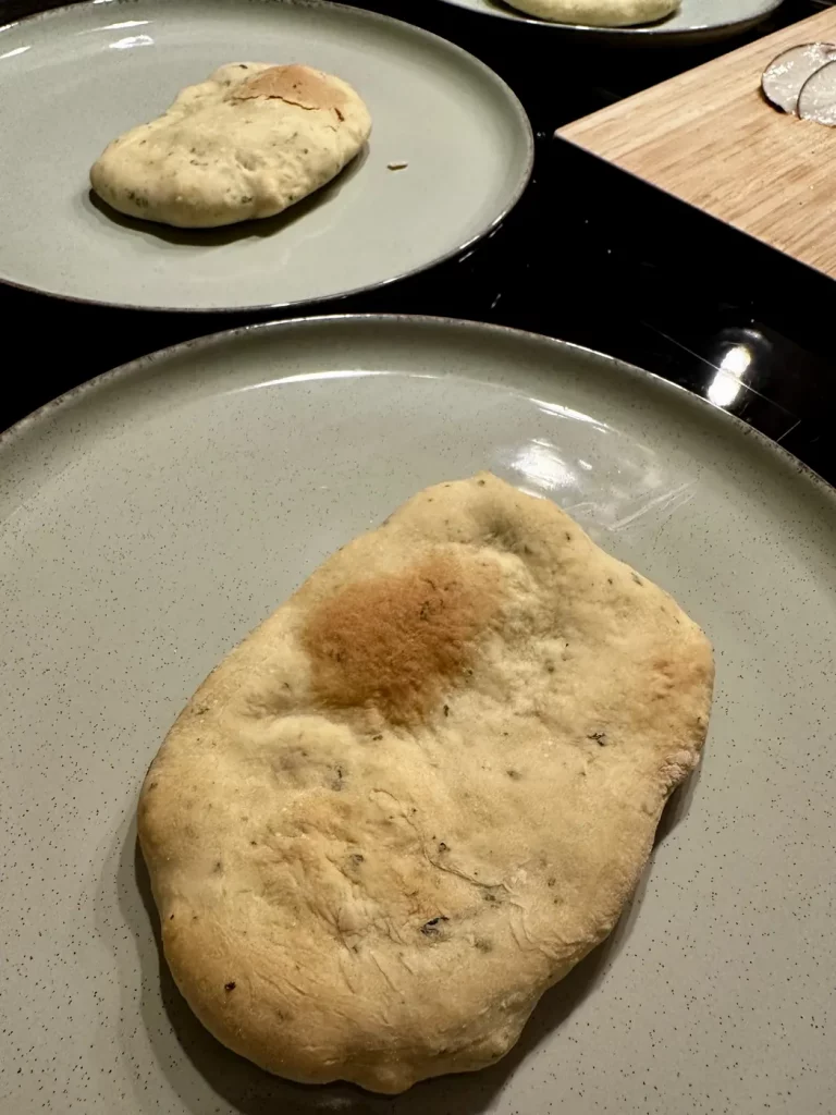 Frisch gebackenes Bärlauch Fladenbrot direkt aus der Pfanne serviert
