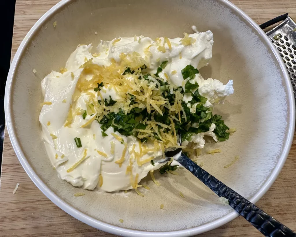 Frischkäse Creme mit Kräutern und Zitronenabrieb für Fladenbrot Belag angerührt