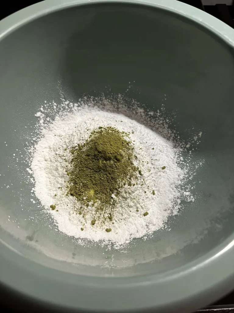 Klebreismehl mit Matcha wird für den grünen Tteok Teig vorbereitet