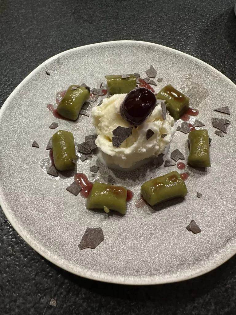 Fertiges Tteok Dessert mit Beeren, Eis und Fichtensirup im Schwarzwald Stil angerichtet