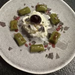 Tteok Dessert aus dem Schwarzwald mit Beeren, Fichtensirup und cremigem Topping auf Teller angerichtet