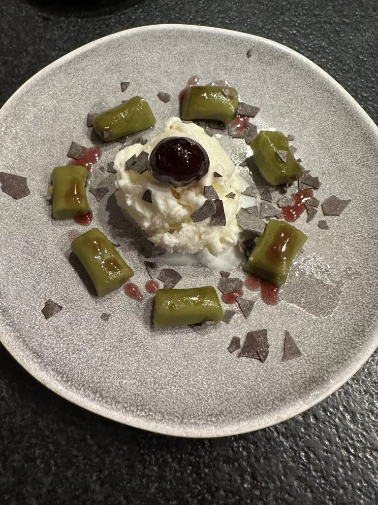 Tteok Dessert aus dem Schwarzwald mit Beeren, Fichtensirup und cremigem Topping auf Teller angerichtet