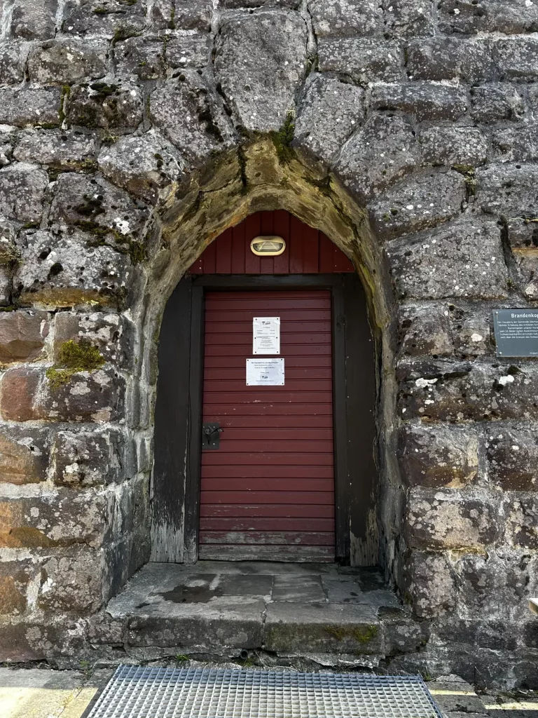 Eingang des Aussichtsturms auf dem Brandenkopf