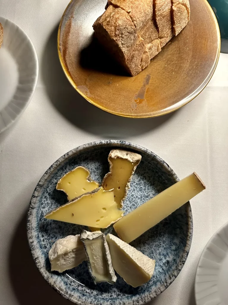 Französische Käseauswahl aus Kuh- und Ziegenmilch als zusätzliche Ergänzung zum Menü.