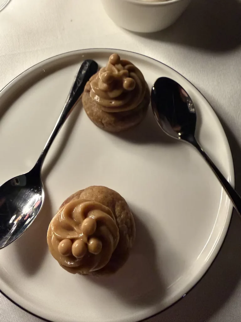 Kleine Gebäckstücke mit Creme und Spekulatius-Aromatik als Gruß aus der Küche.