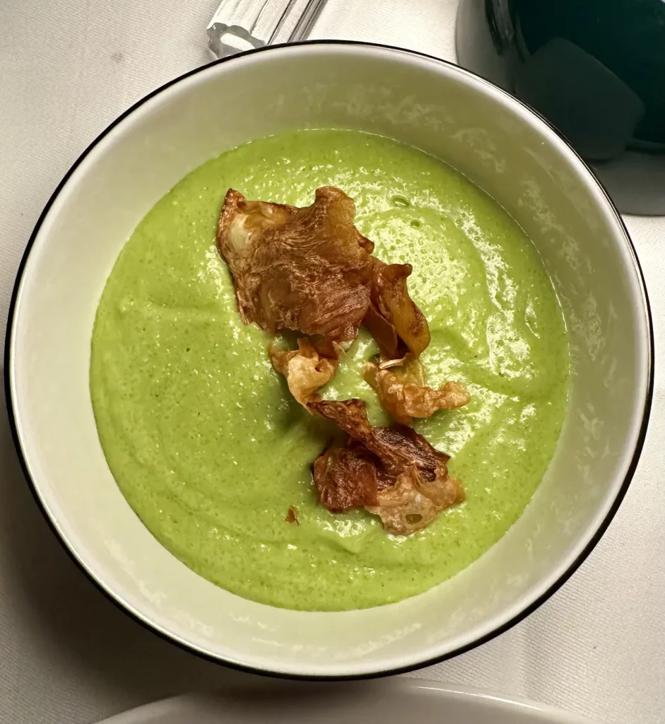Zweiter Rindgang im Café Gupi mit Rinderhüfte und grün leuchtender Polenta.