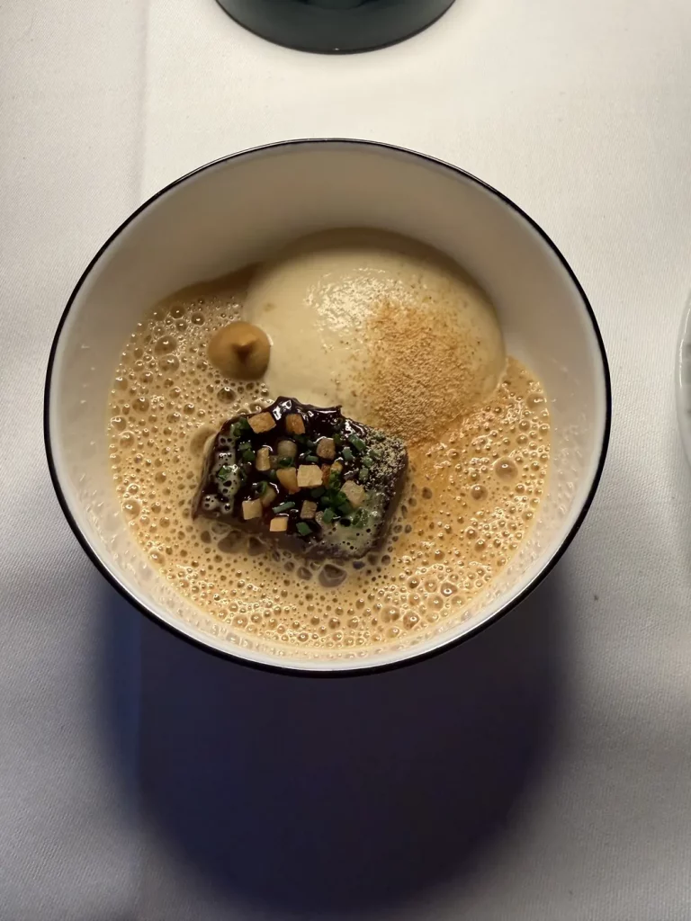Zarte Rinderschulter mit Pfifferlingen, Artischocke und kräftiger dunkler Sauce.