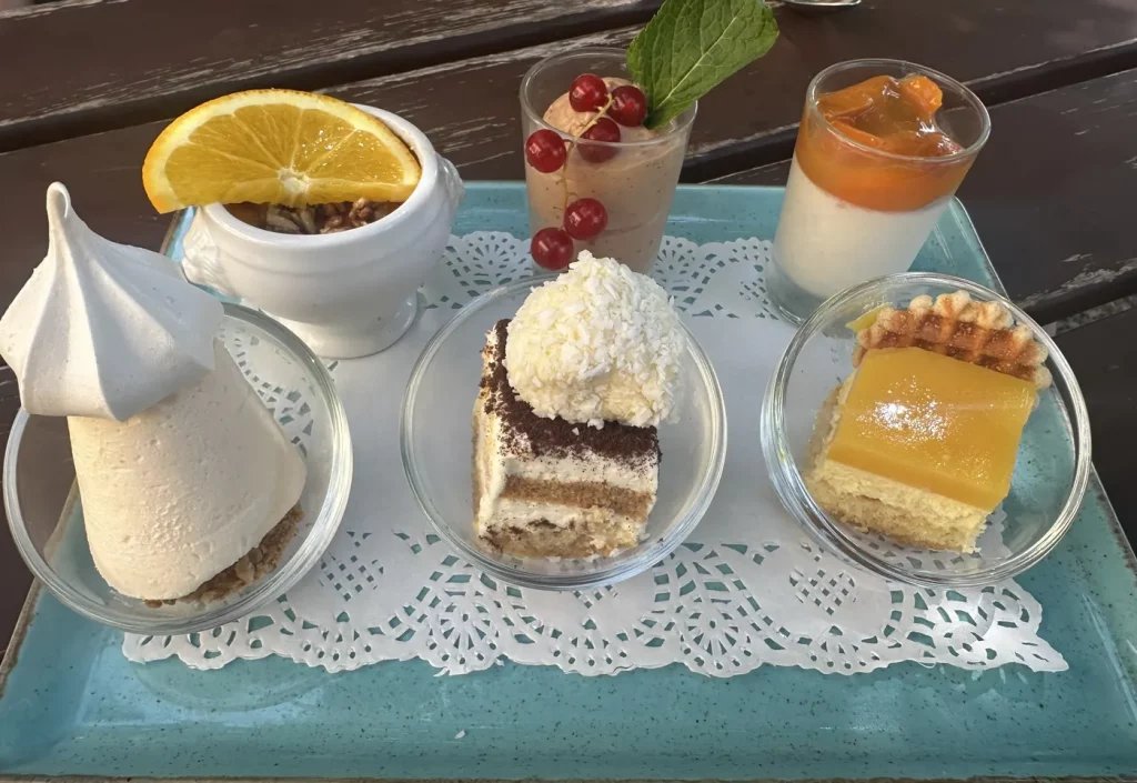 Dessertvariation mit kleinen Kuchen, Cremes, Sorbet und Crème brûlée bei Fegers Grüner Baum in Lahr