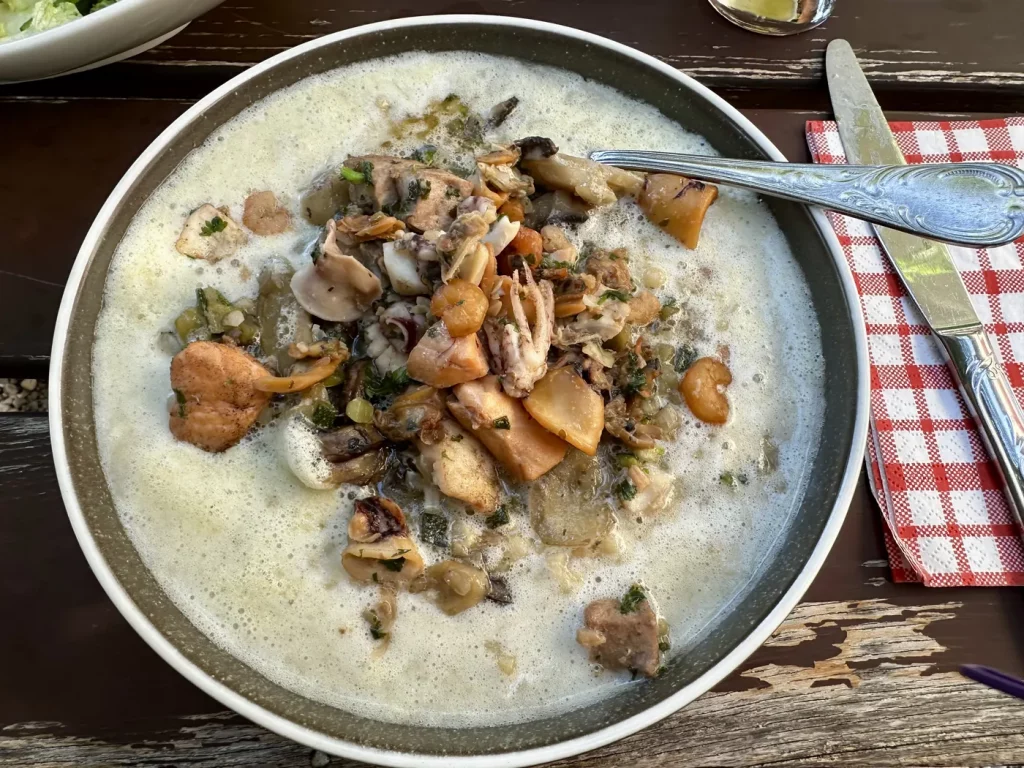 Meeresfrüchte auf Fregola Sarda mit Zucchini, Pilzen und Petersilienwurzel bei Fegers Grüner Baum in Lahr
