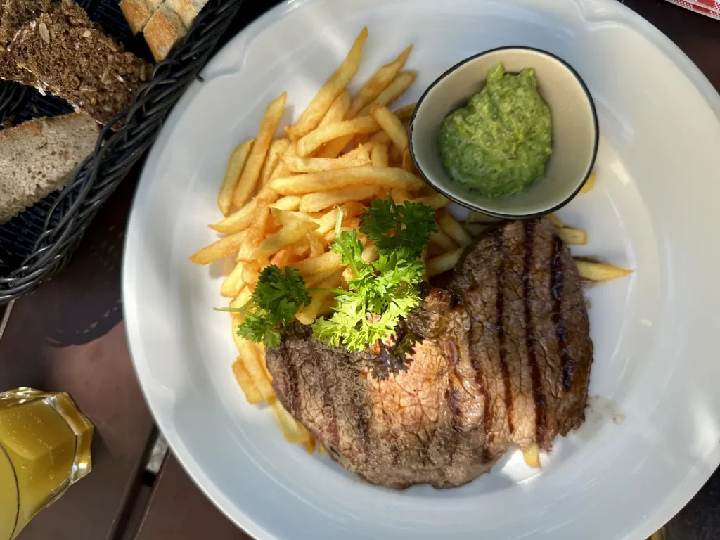 Rinderhüftsteak mit Pommes und Chimichurri-Kräutersoße bei Fegers Grüner Baum in Lahr