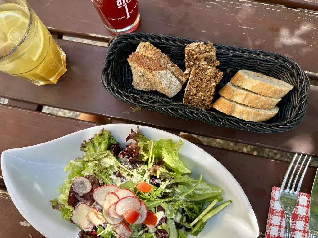 Gemischter Salat und Brot als Beilage bei Fegers Grüner Baum in Lahr