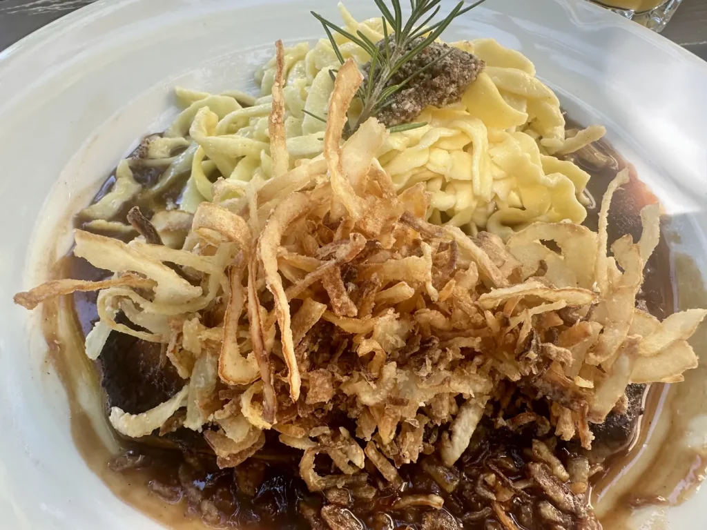 Zwiebelrostbraten mit hausgemachten Spätzle und Röstzwiebeln bei Fegers Grüner Baum in Lahr