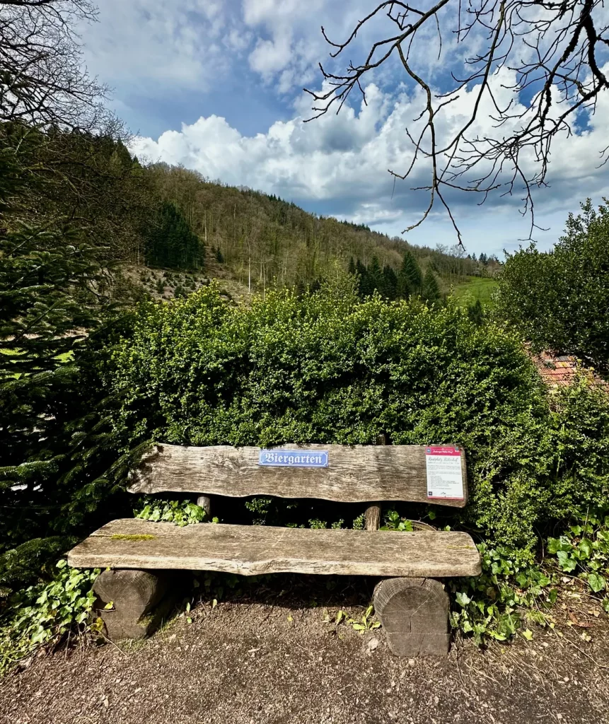 Holzbank mit Aussicht entlang des Gebirger Höfe-Wegs