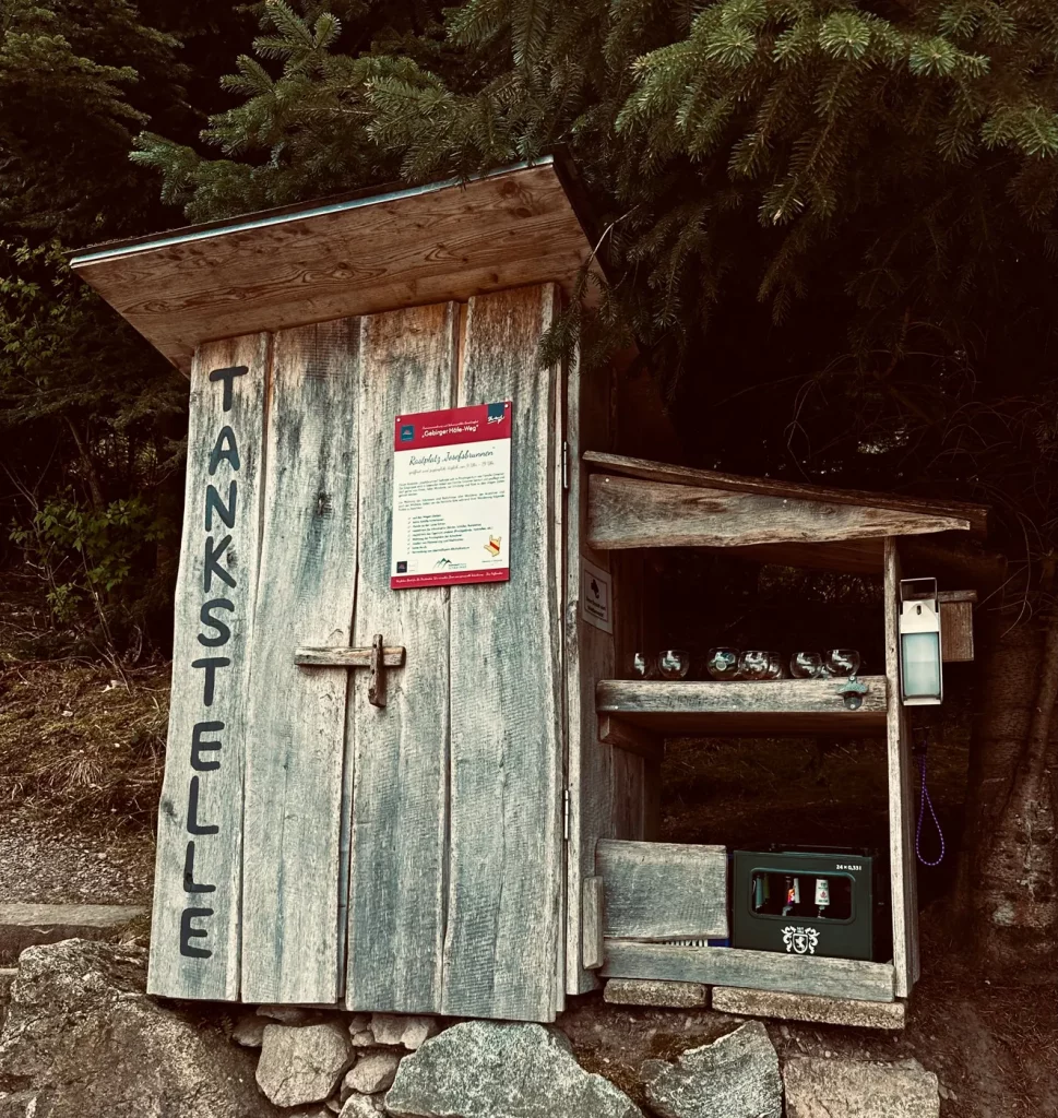 Getränkestation auf Vertrauensbasis am Gebirger Höfe-Weg