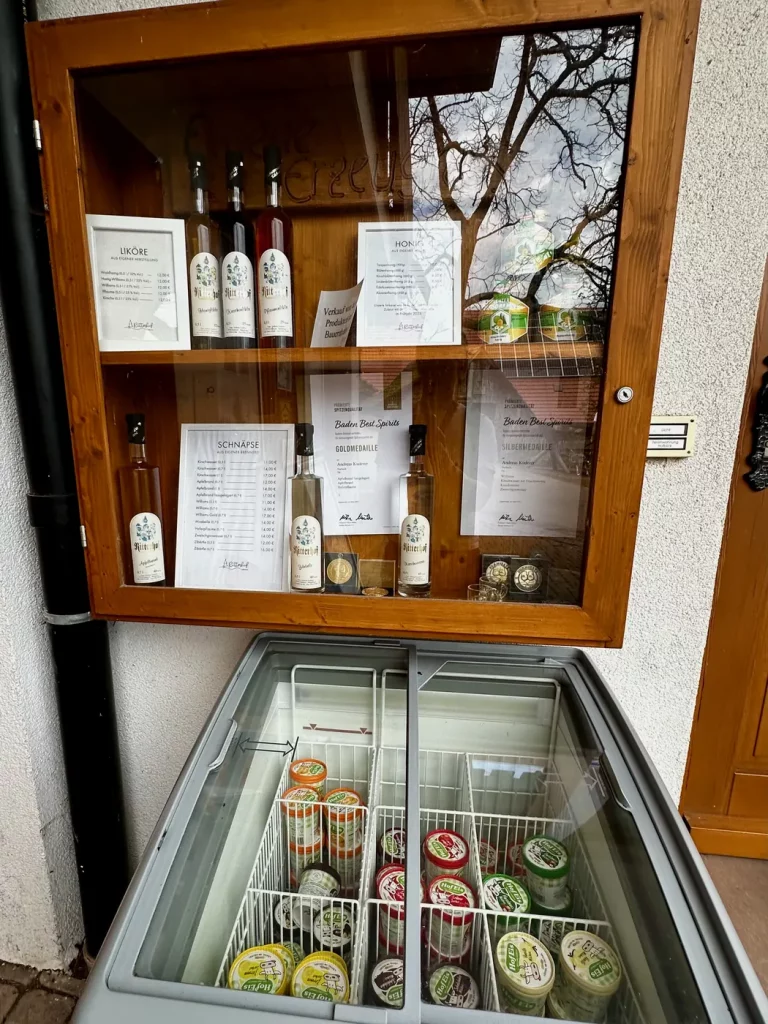Selbstbedienungs-Hofladen mit regionalen Produkten am Gebirger Höfe-Weg